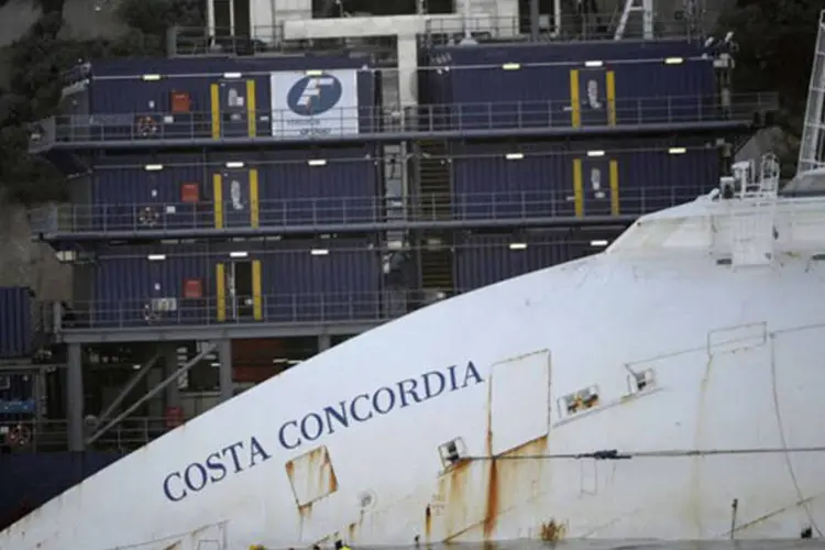 
	O cruzeiro Costa Concordia perto da ilha de Giglio: a maioria dos passageiros e membros da tripula&ccedil;&atilde;o foram salvos, mas 32 pessoas morreram no acidente
 (Filippo Monteforte/AFP)