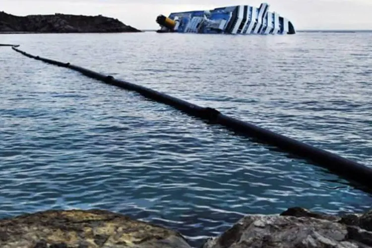 Costa Concordia: isolamento em torno do navio (Getty Images)