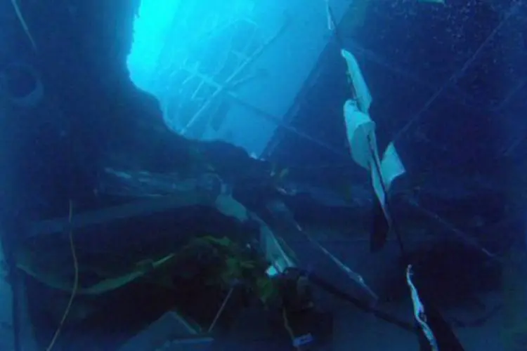 Foto tirada de dentro do navio Costa Concordia: buscas pelos corpos continuam (Italian Coast Guard/AFP)