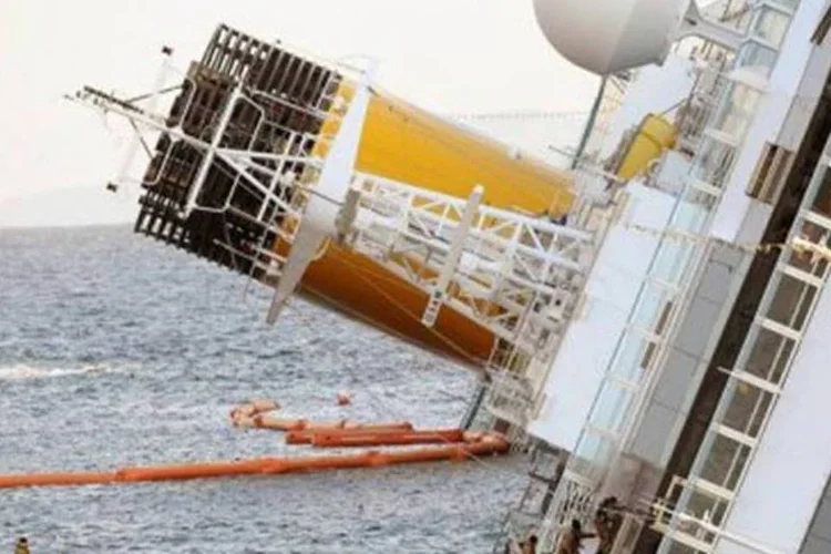 Os socorristas italianos explodiram nesta manhã várias cargas explosivas para abrir passagem no navio (Andreas Solaro/AFP)