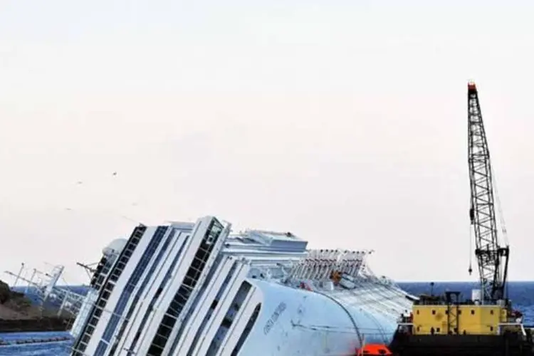 
	Costa Concordia naufragado na It&aacute;lia: Schettino enfrenta acusa&ccedil;&otilde;es de m&uacute;ltiplo homic&iacute;dio culposo, abandono do navio, naufr&aacute;gio e de n&atilde;o ter informado imediatamente &agrave;s autoridades sobre a colis&atilde;o do cruzeiro
 (Getty Images)