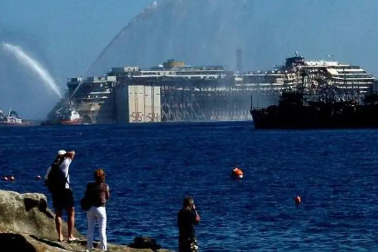 O navio Costa Concordia: navio está sendo rebocado em direção ao porto de Gênova (Tiziana Fabi/AFP)