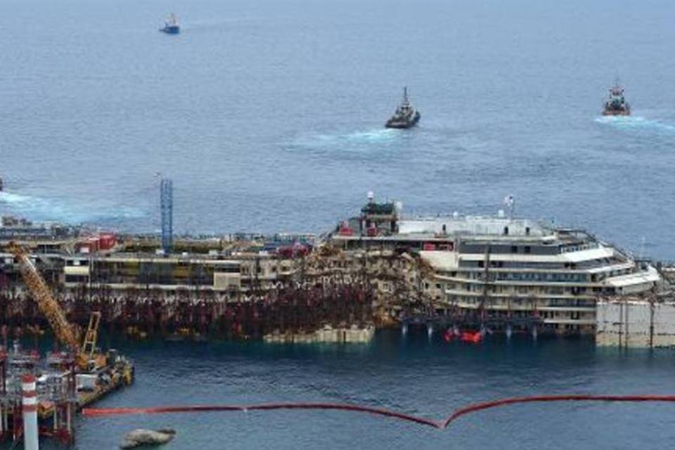 Costa Concordia volta a flutuar antes de sua última viagem