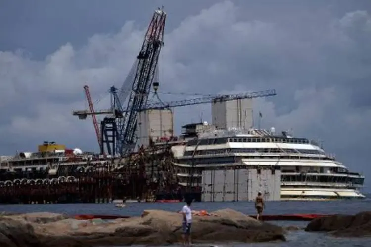 As imagens são divulgadas dez dias antes da desmontagem do navio, que naufragou em janeiro de 2012 perto da ilha italiana de Giglio e provocou a morte de 32 pessoas (Filippo Monteforte/AFP)
