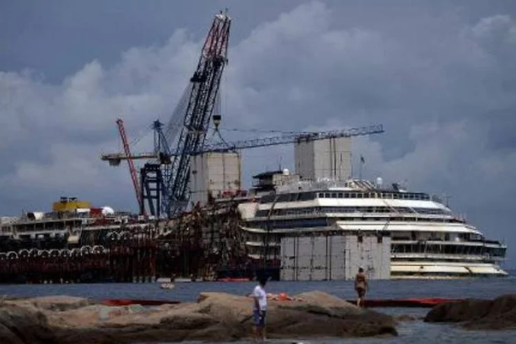 As imagens são divulgadas dez dias antes da desmontagem do navio, que naufragou em janeiro de 2012 perto da ilha italiana de Giglio e provocou a morte de 32 pessoas (Filippo Monteforte/AFP)