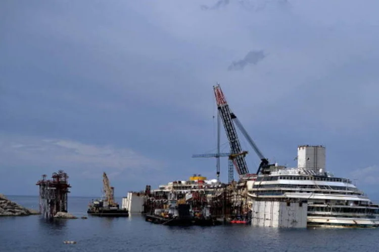 O navio Costa Concordia: ele será transferido ao porto de Gênova para ser desmontado (Filippo Monteforte/AFP)