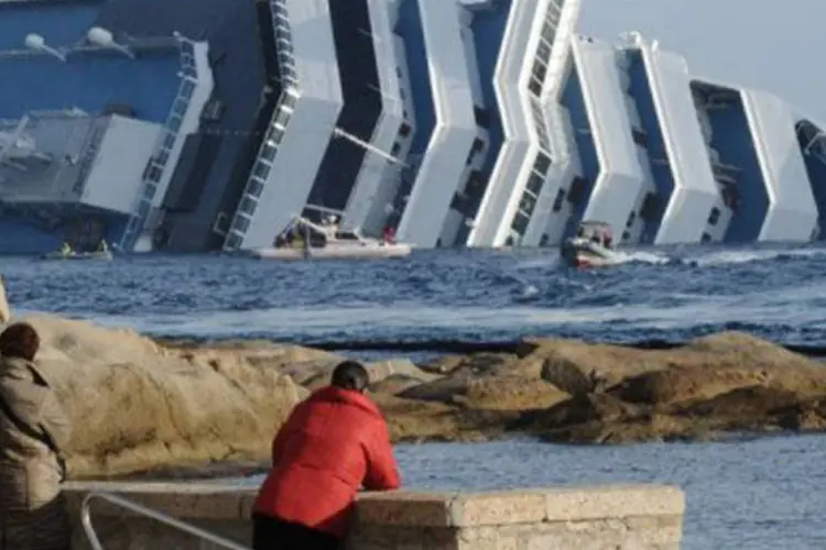 
	O &quot;Costa Concordia&quot;: o cruzeiro encalhou em 13 de janeiro deixando 32 mortos
 (Vincenzo Pinto/AFP)