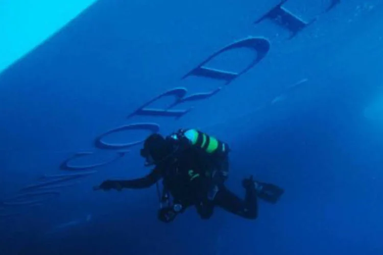 Mergulhador faz busca no Costa Concordia, que naufragou deixando pelo menos 11 mortos e cerca de 20 desaparecidos
 (AFP)