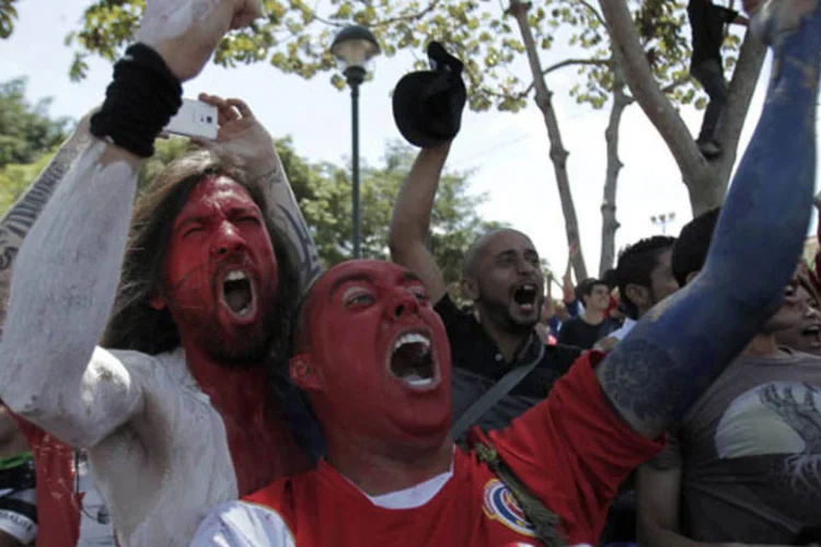 Torcedores comemoram gol da Costa Rica contra a Itália, na cidade de San José (Juan Carlos Ulate / Reuters)