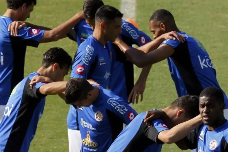 Jogadores da Costa Rica durante um treino em Santos (Paulo Whitaker/Reuters)