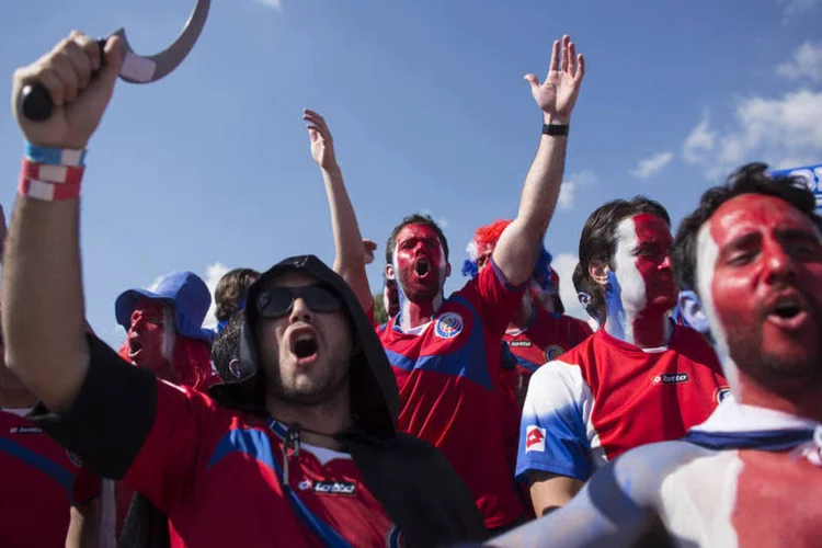 Torcedores da Costa Rica chegam ao Minerão para partida contra a Inglaterra (Oli Scarff/Getty Images)
