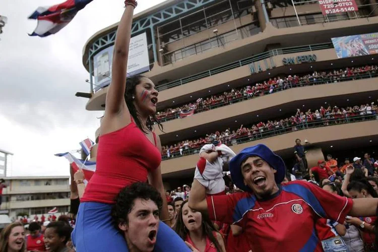 Torcedores da Costa Rica comemoram vitória sobre a Grécia na Copa do Mundo (Juan Carlos Ulate/Reuters)