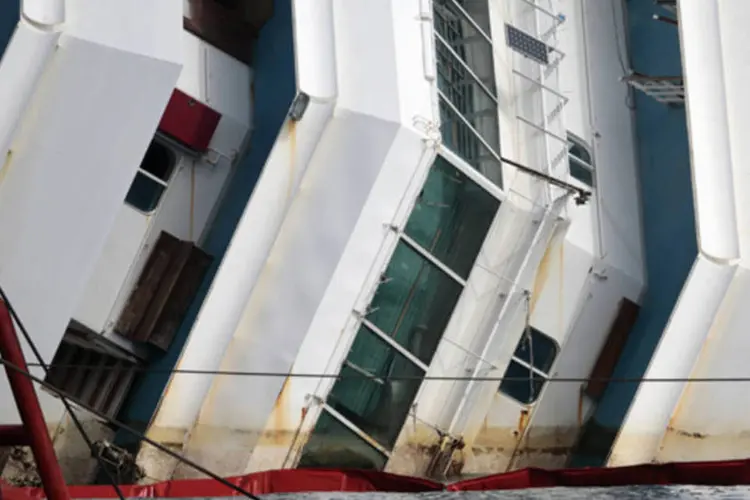 
	Costa Concordia: segundo c&aacute;lculos dos t&eacute;cnicos, o navio alcan&ccedil;ar&aacute; 24 graus de inclina&ccedil;&atilde;o por volta de meia-noite na It&aacute;lia
 (Tony Gentile/Reuters)