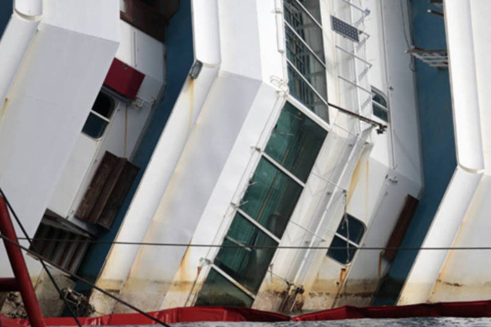 Costa Concordia: gigantesco casco de 114,5 mil toneladas está deitado de lado há mais de 20 meses, dominando a paisagem do pequeno porto da ilha turística de Giglio (Tony Gentile/Reuters)