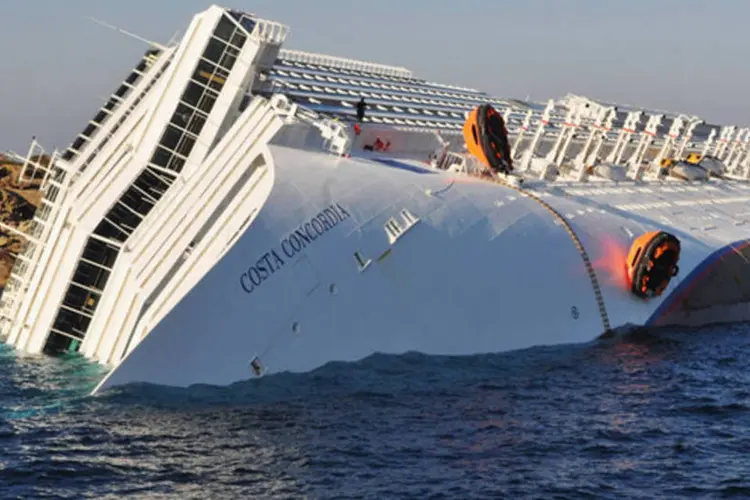 O Costa Concordia naufragou no dia 13 de janeiro no mar Tirreno, com 4.229 pessoas a bordo (Getty Images)