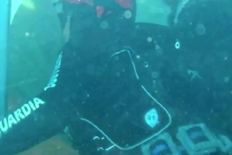A operação dos mergulhadores da companhia holandesa Smit Salvage inclui uma descida a 20 metros para estudar as condições do casco (Guardia Costiera (Itália))