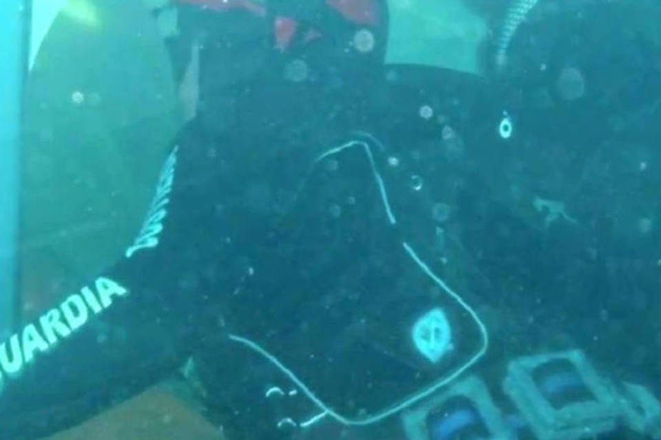 Mergulhadores avaliam casco de cruzeiro para extrair combustível