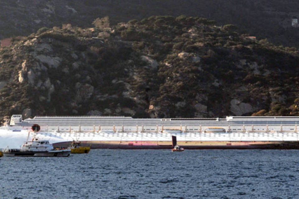 Navio se aproximou de Giglio para homenagear tripulante
