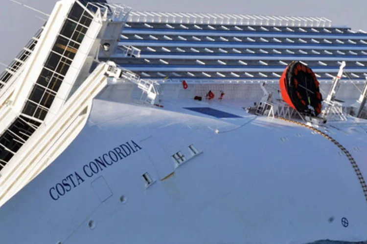 'Quando aconteceu o choque, a tripulação tentou restabelecer o fornecimento de luz. Mas era tarde, já que em menos de 20 minutos a sala de máquinas foi invadida pela água', relatou o capelão do 'Costa Concordia', Raffaele Marina (Getty Images)