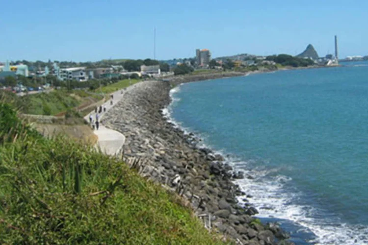 Costa de New Plymouth, na Nova Zelândia: o estudante cearense fazia intercâmbio na Nova Zelândia e estava em um passeio com 11 colegas (Larry Ferens/ Wikimedia Commons)
