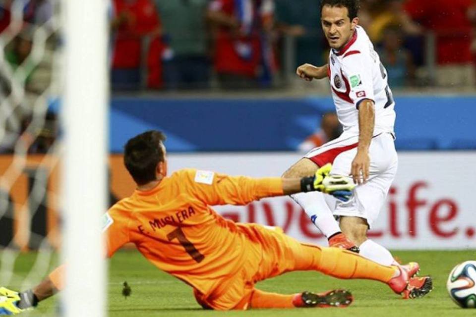 Uruguai leva virada e perde da Costa Rica em estreia