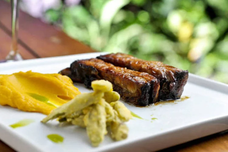 Costela de porco ao mel de engenho e gengibre, prato principal servido durante a São Paulo Best Week no restaurante estrelado Dui (Divulgação)