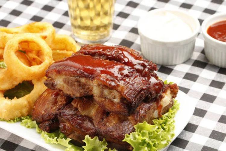 Costelinha ao molho barbecue com anéis de cebola, servido no boteco Palinha, estreante na edição carioca do Comida di Buteco (Marcos Pinto/Divulgação)