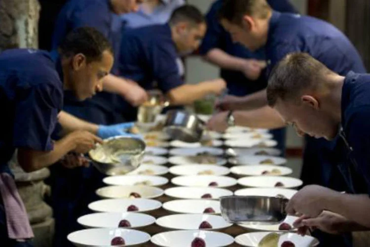 Ajudantes de cozinha preparam pratos durante o lançamento oficial do Guia Michelin 2015 (John MacDougall/AFP/AFP)