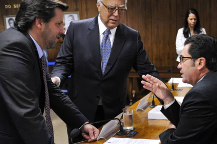 CPI do Cachoeira: (E/D) Os deputados Carlos Sampaio (PSDB-SP) e Miro Teixeira (PDT-RJ); e presidente da CPI, senador Vital do Rêgo (PMDB-PB), durante análise dos requerimentos (Geraldo Magela/Agência Senado)