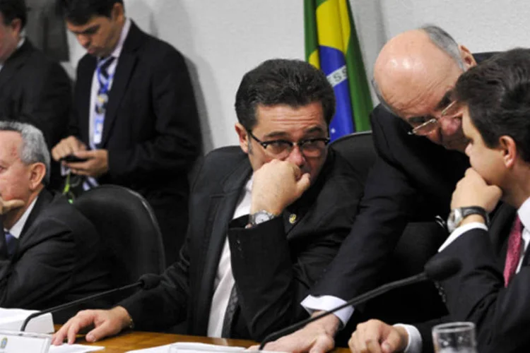 
	Mesa da CPMI do Cachoeira (E/D): a CPMI aprovou ainda requerimento de informa&ccedil;&otilde;es para o deputado Sandes J&uacute;nior (PP-GO)
 (Geraldo Magela/Agência Senado)