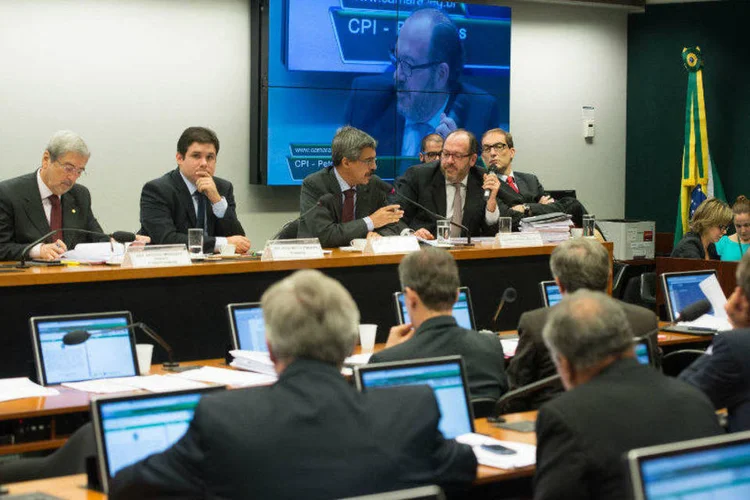 
	Dos empreiteiros e empres&aacute;rios convocados esta semana, s&oacute; o ex-vice-presidente da Camargo Corr&ecirc;a Eduardo Hermelino Leite decidiu falar aos deputados
 (Marcello Casal Jr/Agência Brasil)