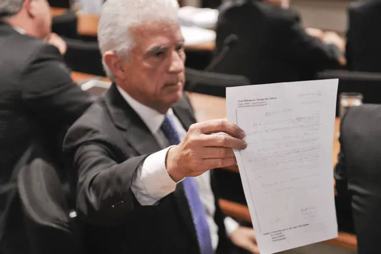 Deputado Rubens Bueno (PPS-PR) mostra o atestado enviado pelo depoente José Carlos Cosenza, na CPI da Petrobras (Jefferson Rudy/Agência Senado)