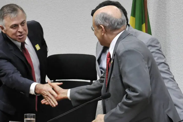 Paulo Roberto da Costa chega para prestar depoimento à CPI que investiga denúncias de corrupção na estatal (Geraldo Magela/Agência Senado)