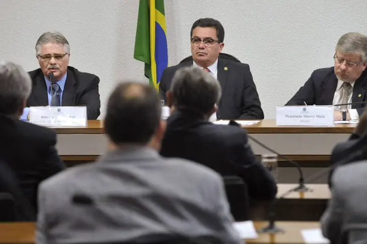 
	Depoimento do atual diretor de Abastecimento da Petrobras, Jos&eacute; Carlos Cosenza, na CPI que investiga as den&uacute;ncias de corrup&ccedil;&atilde;o na estatal
 (Marcos Oliveira/Agência Senado)