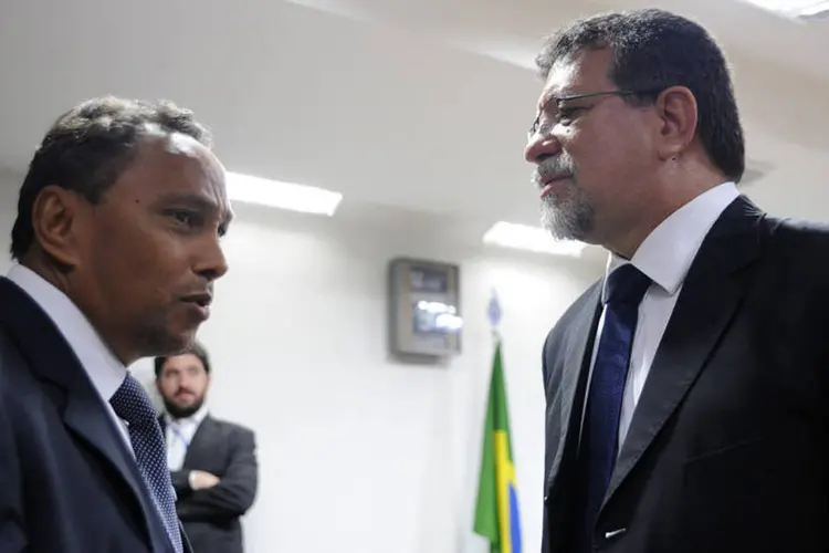 Deputados Sibá Machado (PT-BA) e Afonso Florence (PT-BA) durante reunião da CPI da Petrobras (Gabriela Korossy/Câmara dos Deputados)