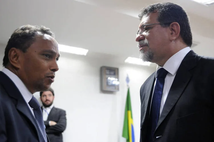 Deputados Sibá Machado (PT-BA) e Afonso Florence (PT-BA) durante reunião da CPI da Petrobras (Gabriela Korossy/Câmara dos Deputados)