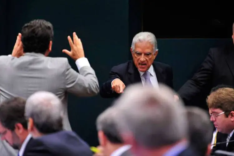 
	Deputados discutem durante reuni&atilde;o para elabora&ccedil;&atilde;o do roteiro de trabalhos e delibera&ccedil;&atilde;o de requerimentos da CPI da Petrobras
 (Gabriela Korossy / Câmara dos Deputados)