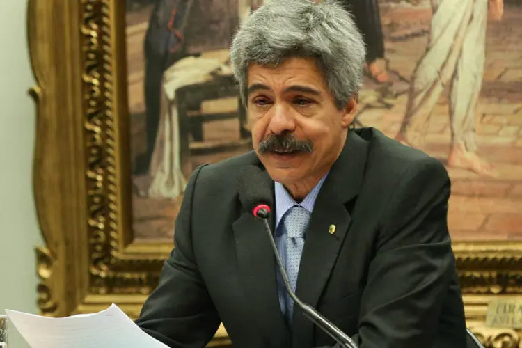 
	Luiz S&eacute;rgio, relator da CPI da Petrobras, foi pressionado pelos colegas a mudar o texto do parecer
 (Lula Marques/ Agência PT/Fotos Públicas)