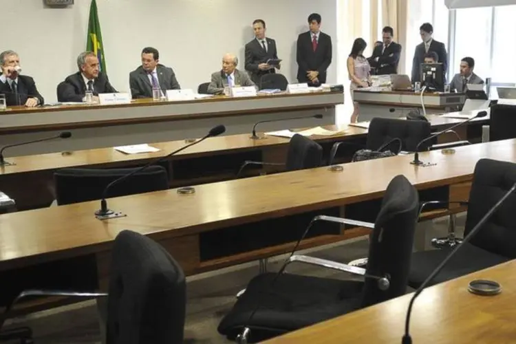 
	CPI da Petrobras no Senado: &quot;as negocia&ccedil;&otilde;es n&atilde;o s&atilde;o iniciadas pela diretoria. Essas negocia&ccedil;&otilde;es se iniciam atrav&eacute;s dos t&eacute;cnicos especializados&quot;, disse Cerver&oacute;
 (Antonio Cruz/Agência Brasil)
