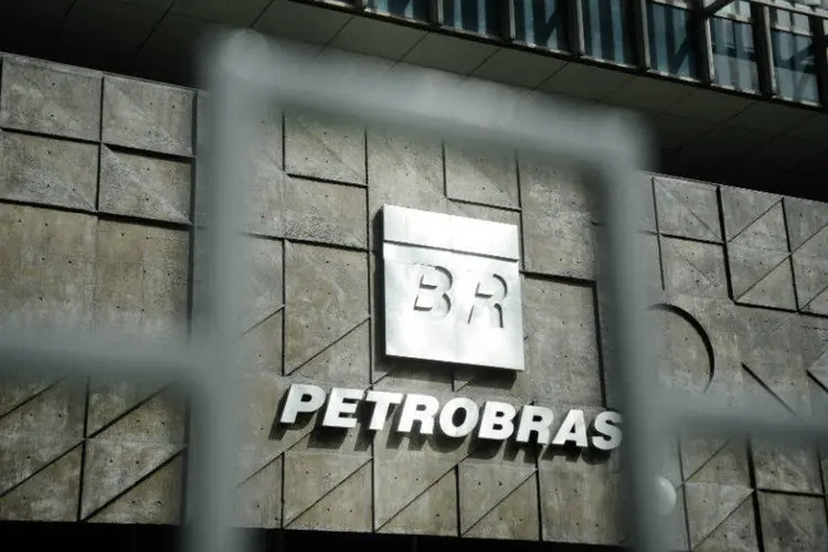 
	Petrobras: &quot;Os 500 funcion&aacute;rios pr&oacute;prios de Cabi&uacute;nas (terminal de g&aacute;s localizado em Maca&eacute;, no Rio) ser&atilde;o cedidos (&agrave; Petrobras) a partir de janeiro de 2016&quot;, diz a mensagem
 (Tânia Rêgo/Agência Brasil)