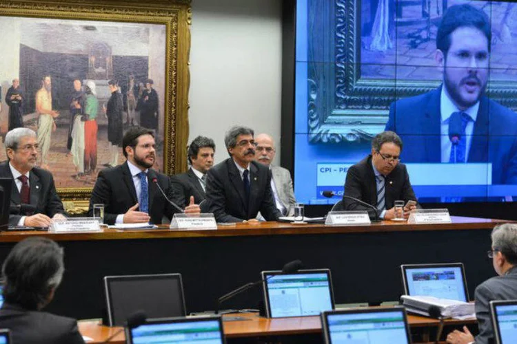 
	Leitura do relat&oacute;rio da CPI da Petrobras
 (Valter Campanato/Agência Brasil)