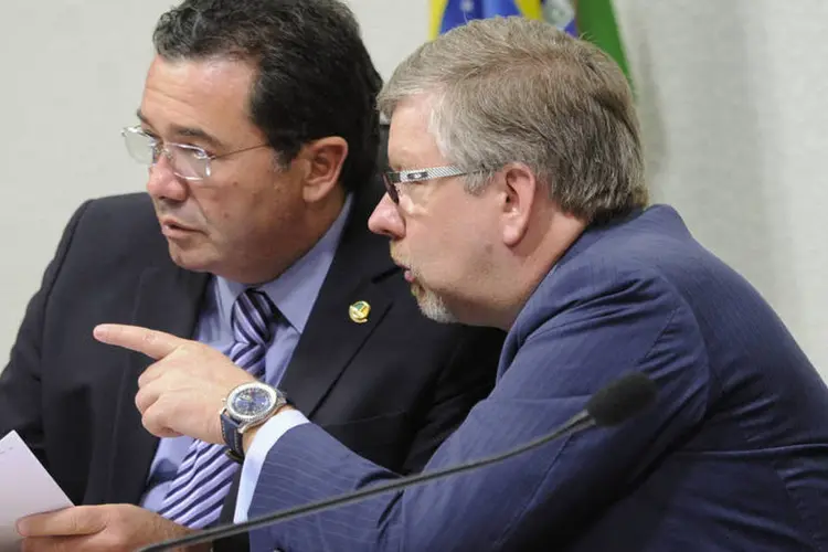 
	Senador Vital do R&ecirc;go e deputado Marco Maia durante a aprecia&ccedil;&atilde;o de requerimentos da CPI da Petrobras
 (Pedro França/Agência Senado)