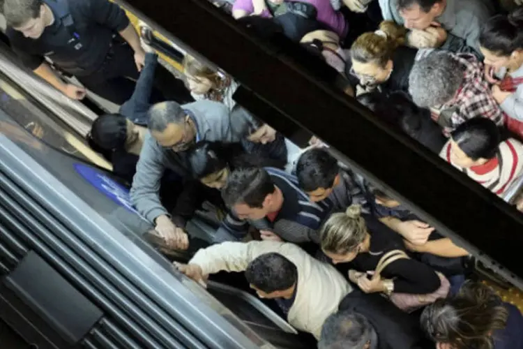 
	Passageiros tentam embarcar em trem da CPTM, em S&atilde;o Paulo
 (REUTERS/Nacho Doce)