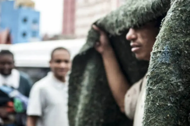 Usuário de crack é levado por membros da Missão Belém, instituição que promove a acolhida voluntária dos dependentes químicos moradores de rua (Marcelo Camargo/Agência Brasil)