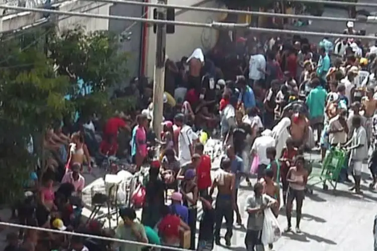 
	Usu&aacute;rios de crack se aglomeram na regi&atilde;o da Cracol&acirc;ndia: traficantes voltaram a montar barracas na regi&atilde;o
 (Reprodução Vimeo/Prefeitura de São Paulo)