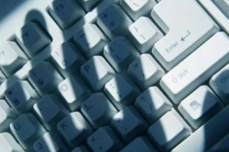 
	Sombra de m&atilde;o sobre teclado: empresa supostamente fornecia uma moeda digital amplamente utilizada em todo o mundo por cibercriminosos
 (Reprodução)