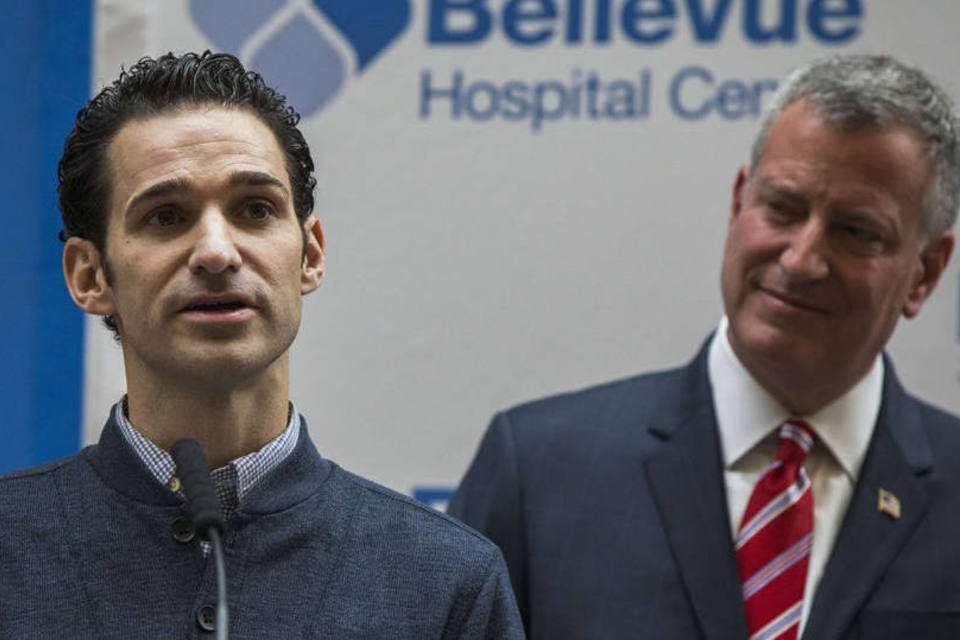 Curado do Ebola, médico de Nova York recebe alta de hospital