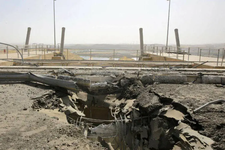 
	Cratera na entrada de Mossul: maioria dos bombardeios foram nos arredores de represa na regi&atilde;o
 (Youssef Boudlal/Reuters)