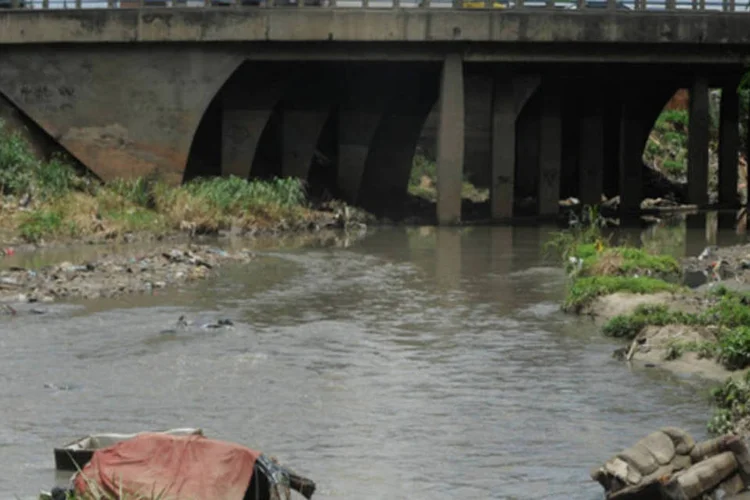 Rio Acari, na zona norte do Rio de Janeiro, umas das áreas que foram atingidas pelas chuvas dos últimos dias (Tânia Rêgo / Agência Brasil)
