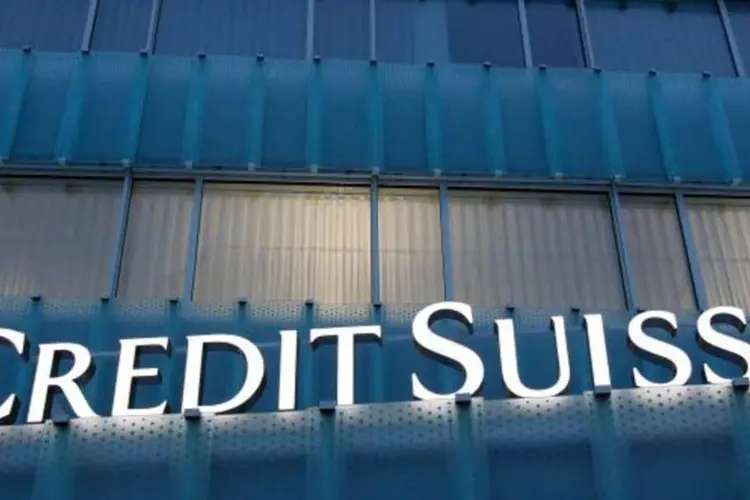 
	Fachada do Credit Suisse: receita diminuiu 13% na mesma compara&ccedil;&atilde;o, para 5,84 bilh&otilde;es de francos
 (Pascal Lauener/Reuters)